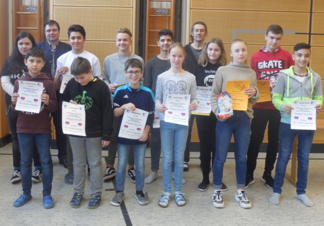 Die Klassensieger der Mittelschule mit Organisator Klaus Schweiger und Schulleiter Franz Hottner bei der Preisverleihung