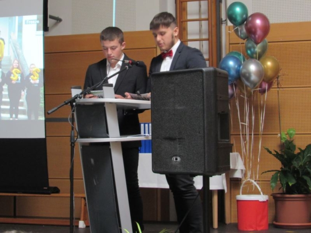 Johannes Grübl und Edonis Gjota moderierten durch das Programm