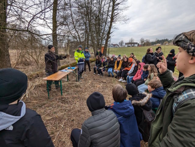 Herr Flaxl und Herr Menacher wiederholen mit den Kindern die einheimischen Baumarten