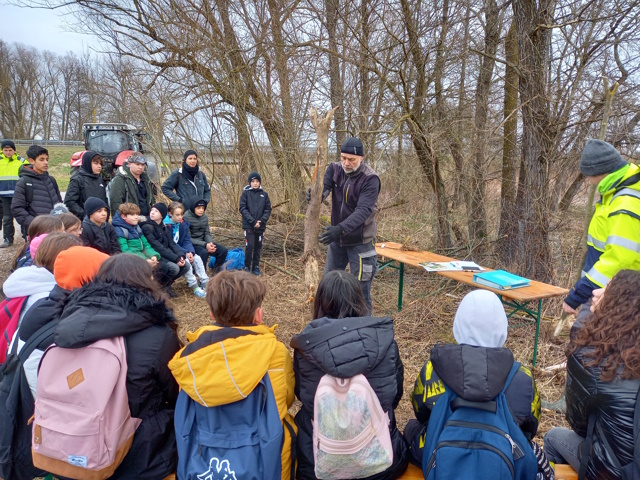 Herr Flaxl zeigt die Bissstellen des Bibers